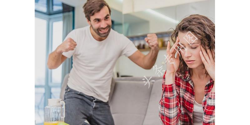 男邻居说捡到了我的衣服，我上去看了才发现那是我的内衣