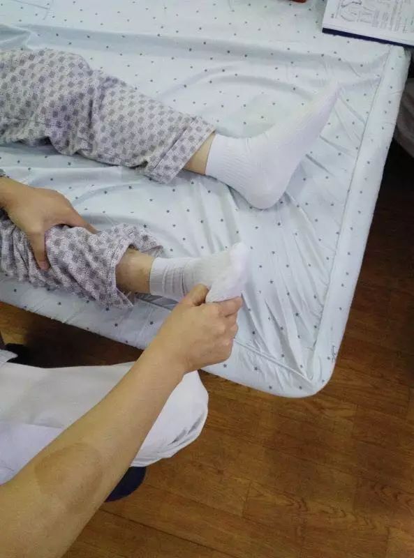 足内翻脚趾不会往上勾怎么恢复,足内翻脚踝无力怎么锻炼