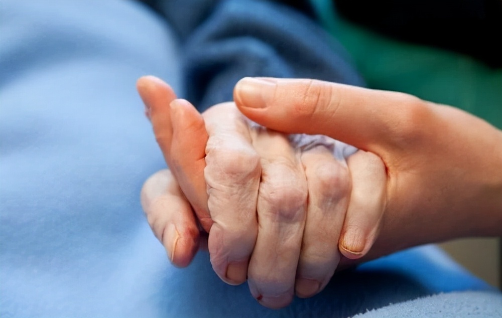 老人捡弃婴考上清华父母认亲,女子捡到弃婴7年父母找到