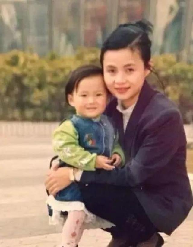 “炫富鼻祖”郭美美：坐拥干爹无数，出狱后因卖假药二进宫