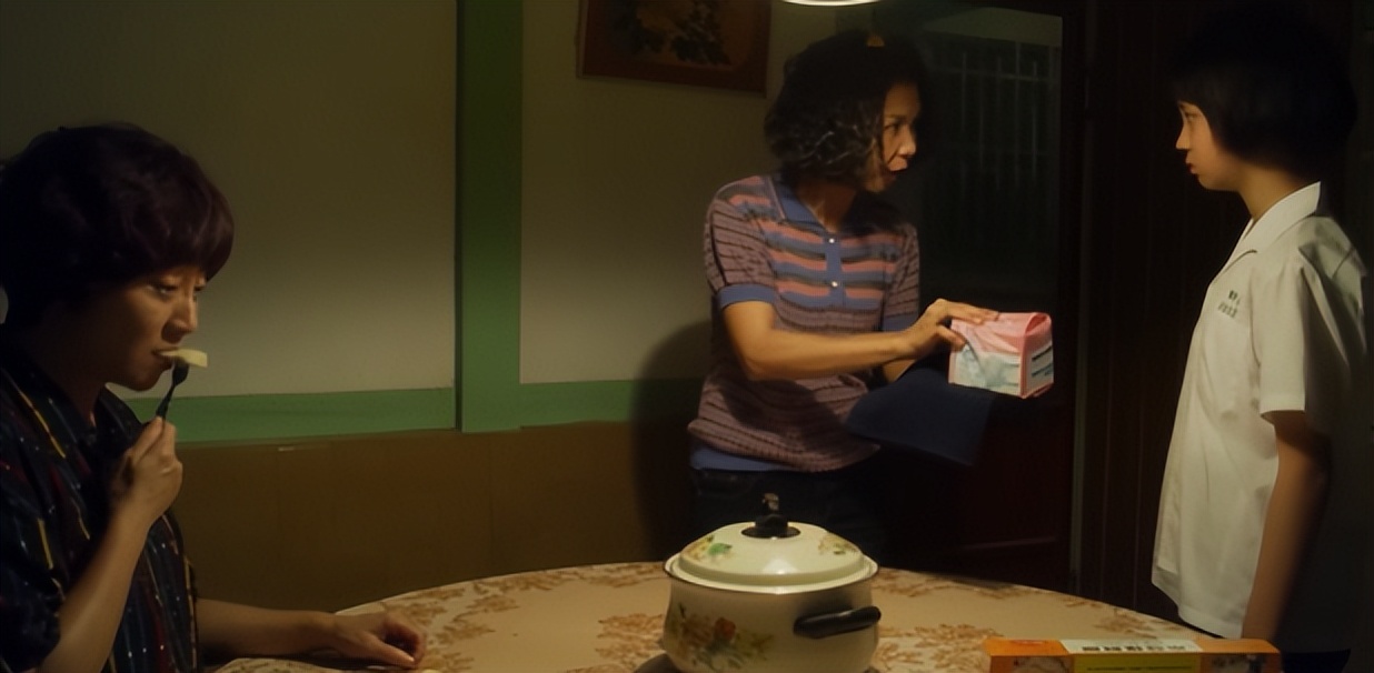 被骂上热搜的“卫生巾”，月经羞耻吗？怎么来个例假就羞耻了呢