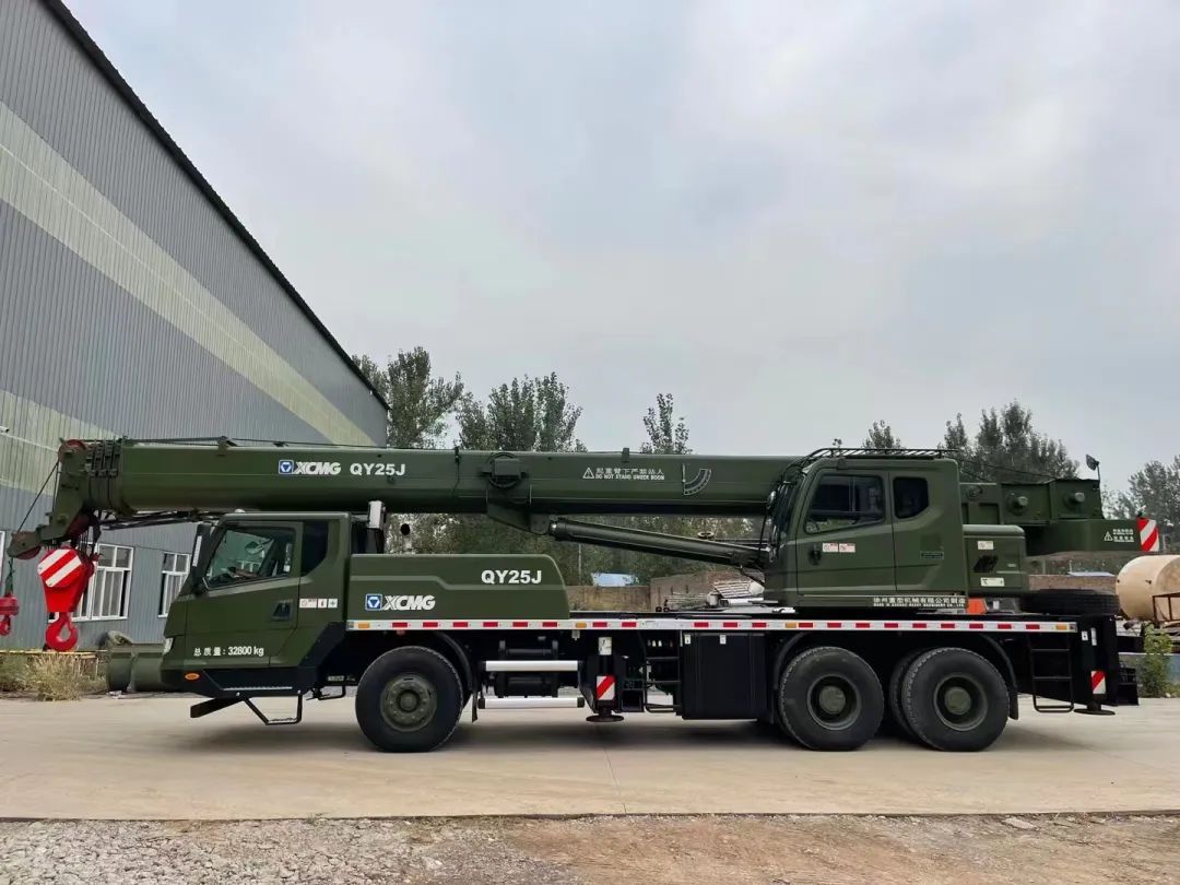 部队退役军车8x8,部队官兵退役前的拉练