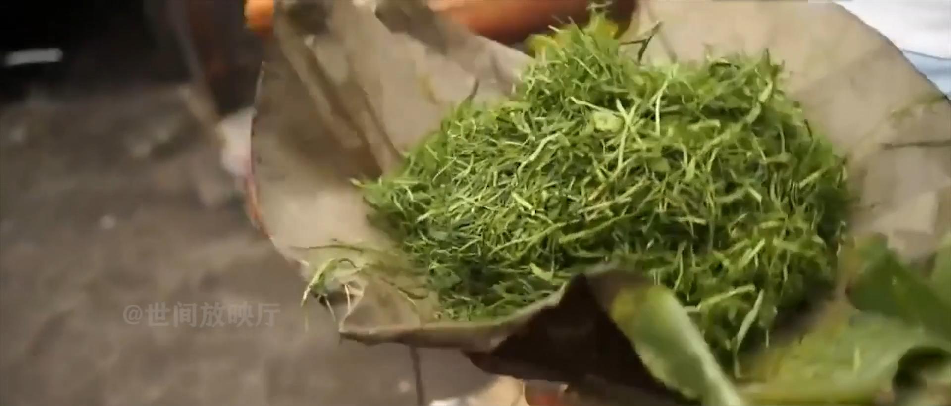 非洲穷人*款贷**20万买名牌，饿得吃树叶，也要买4万的鞋子出门显摆