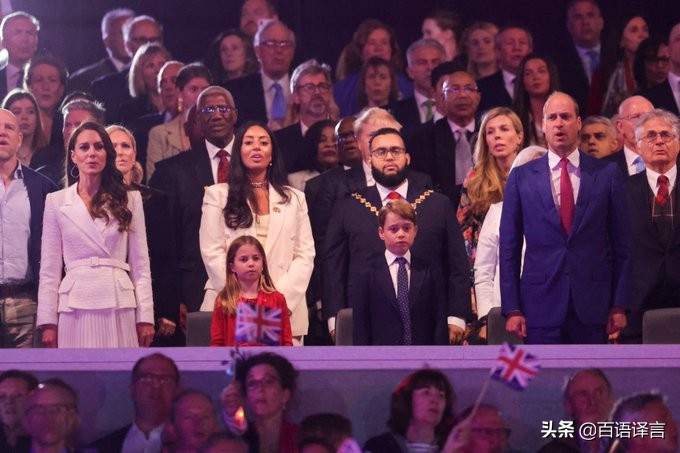 路易又抢女王风头！出席活动时要查尔斯抱，吻妈妈，站凳上吃零食