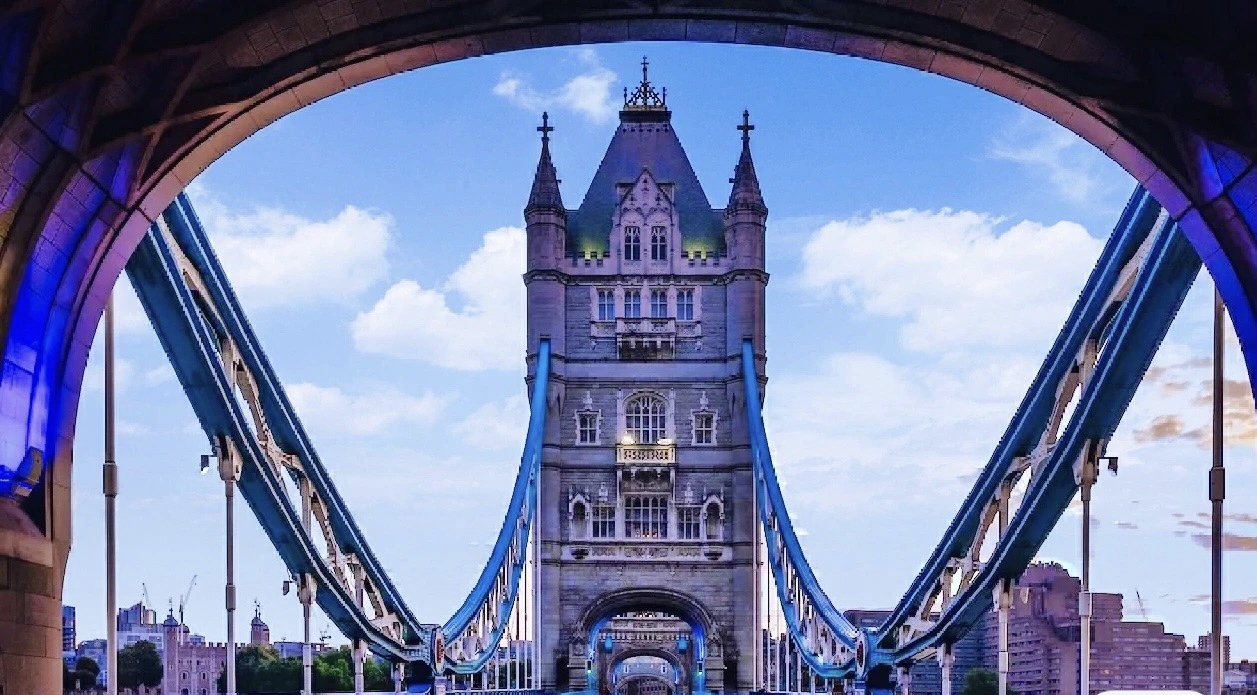 伦敦塔桥建造历史,伦敦塔桥附近的建筑