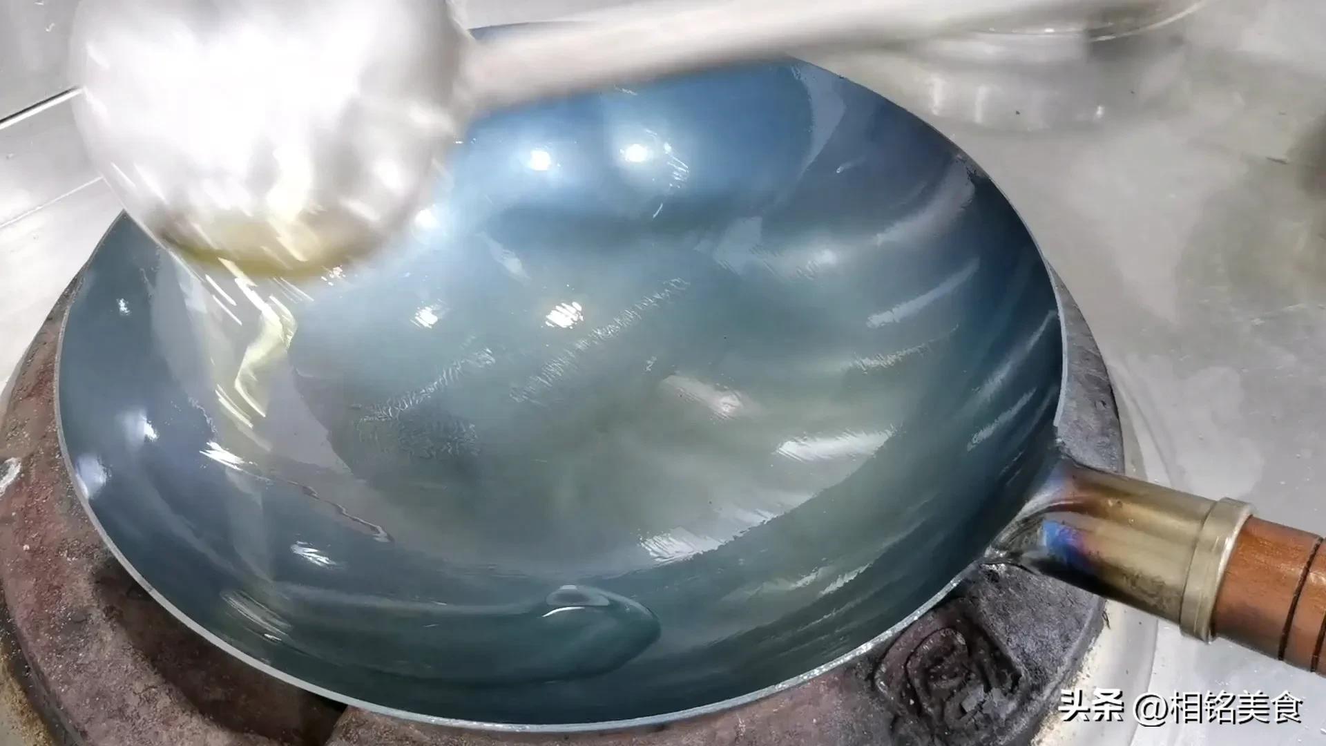 新铁锅怎样开锅小妙招视频,不粘锅的铁锅最佳开锅方法