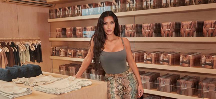 一件塑身衣撑起300亿估值，她是全球最会做生意的女网红