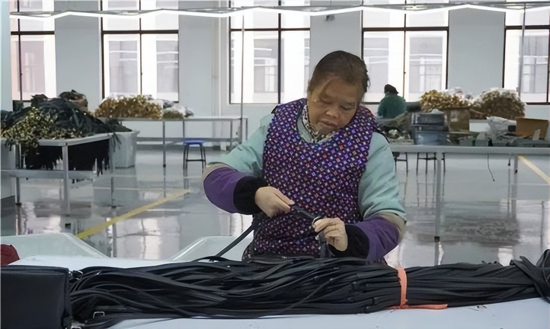 “小皮包”闯入国际大市场“广州总部+安顺基地”带动普定经济发展、群众就业