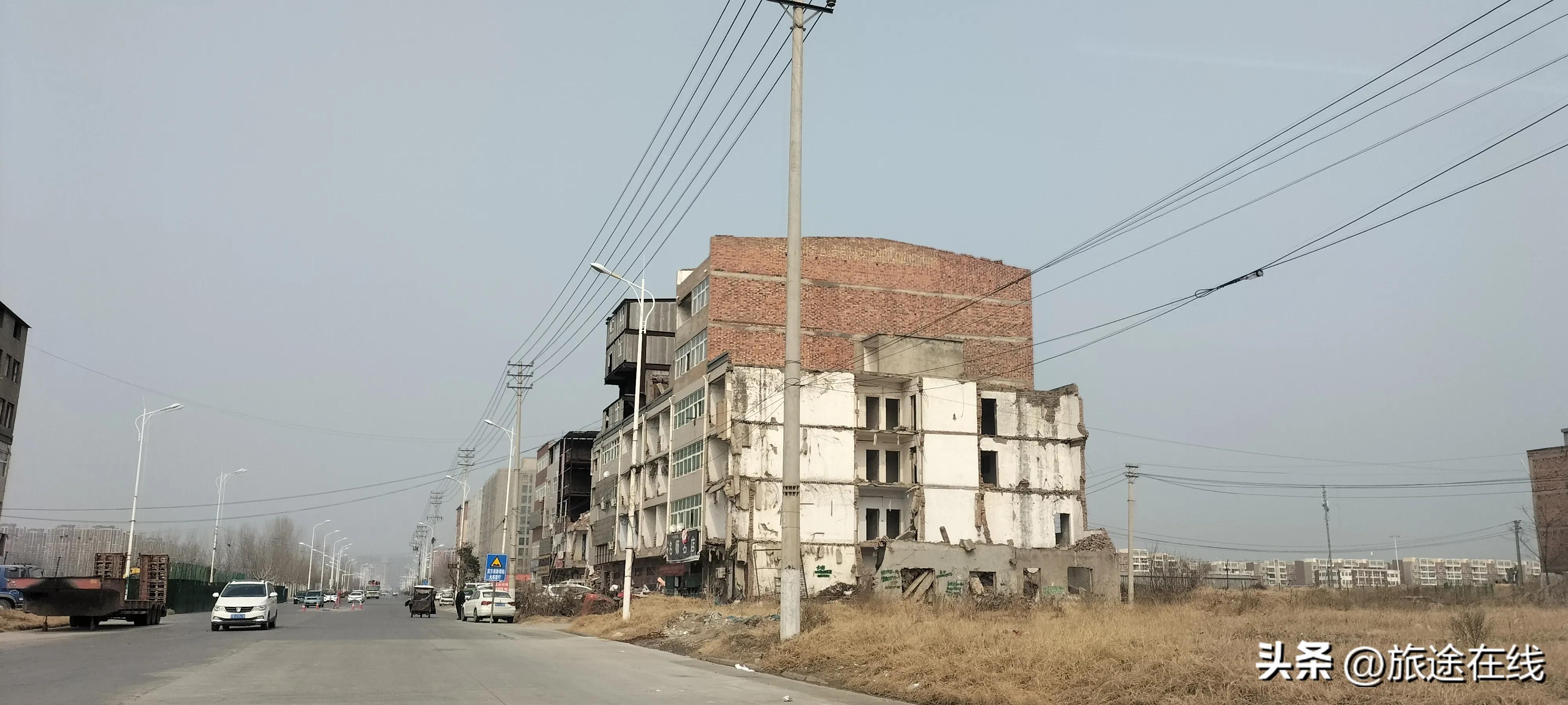 路多了，楼高了，郑州白沙镇今非昔比，小片麦田显示着这里的过去