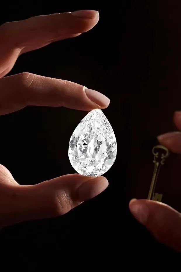 用毕生的积蓄给美女买钻戒,11颗梨形钻石