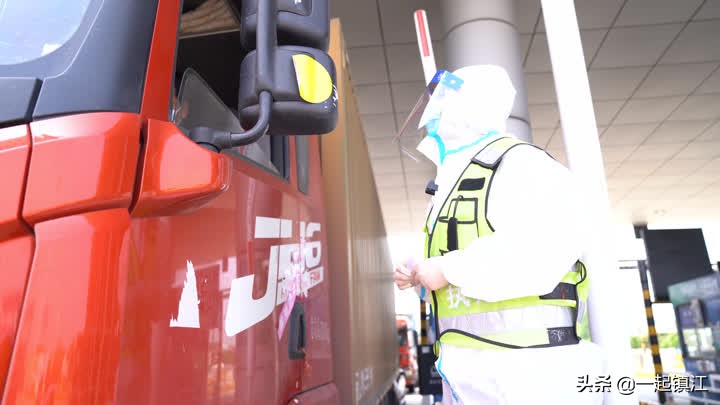 坚守战疫一线筑牢防控屏障,坚守抗疫一线守护百姓平安