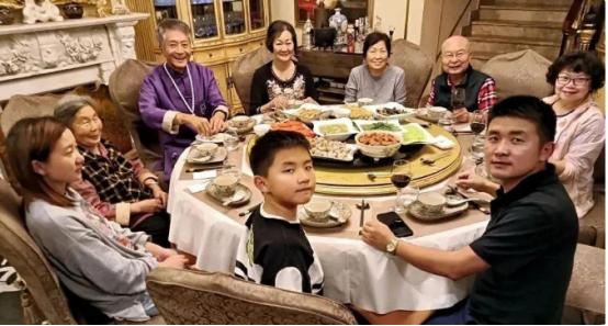 来内地养老的七位港星：农村盖大别墅，免费坐公交，生活很滋润