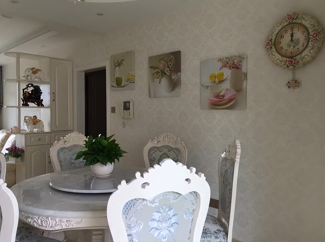 新房装修完毕,120平花了25万,客厅却被小姑子的十字绣毁了