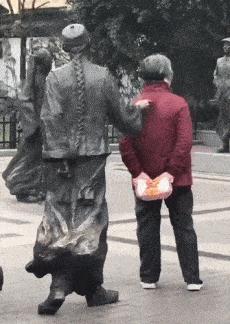 在公园双人打羽毛球,在公园和大爷打羽毛球