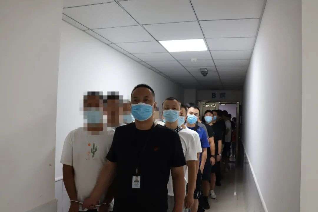 内江警方千里追击！伪造政府机关印章，64人制售*证假**一网成擒