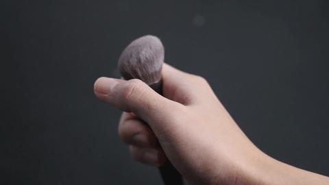 长时间涂粉底肤色暗沉,为什么上完粉底脸色发白