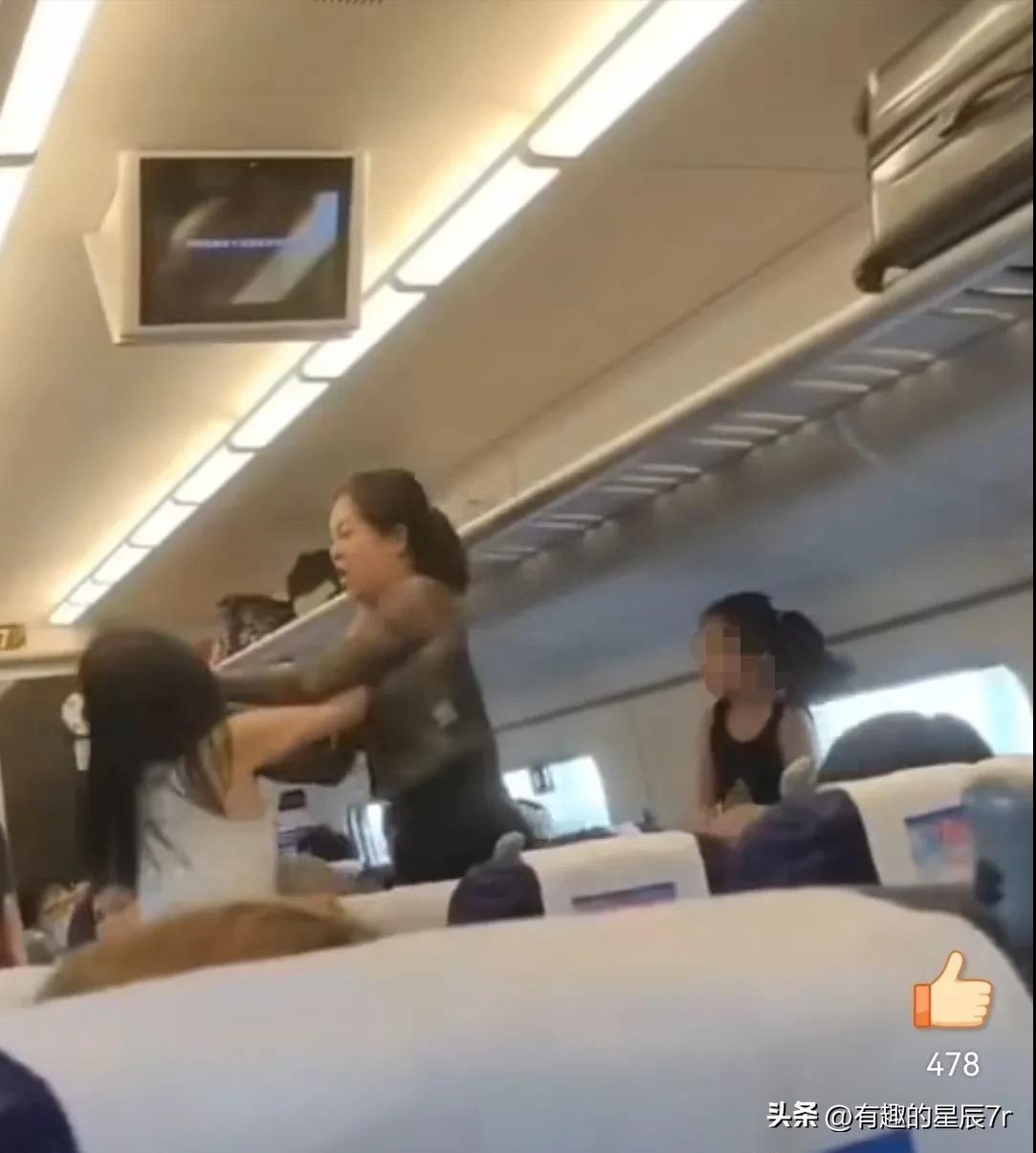 母子二人联手暴打女子,嚣张跋扈母女打人