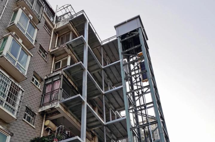 加装电梯发生的事,加装电梯就是一场闹剧