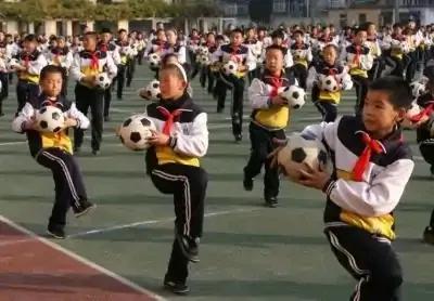 小学生的足球踢得又高又远,中小学生足球操足球能踢吗