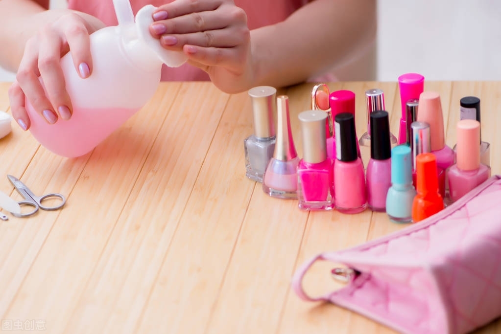 两根手指被502胶水粘到了该怎么弄,手指夹上沾上了502胶水怎样去除