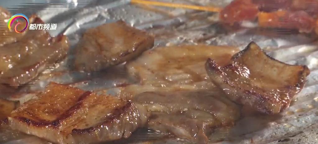 茶花鸡、秘制烤鱼、香辣猪蹄，昆明这家宾馆搞起特色烧烤，满满烟火气