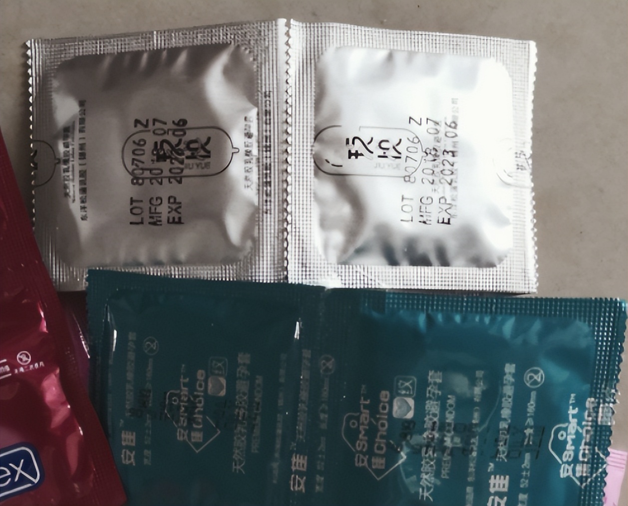 安全套里面有白色的油,安全套有油