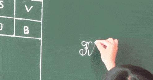 隔壁的单亲妈妈来我家借跑步机,但是为什么她还穿高跟鞋?: