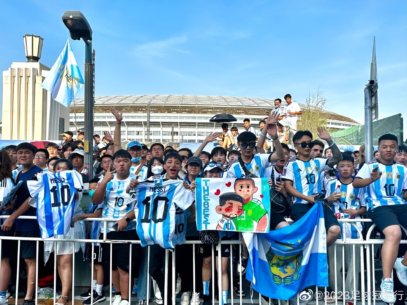 球迷被抬走,球迷被保安抬走时梅西反应