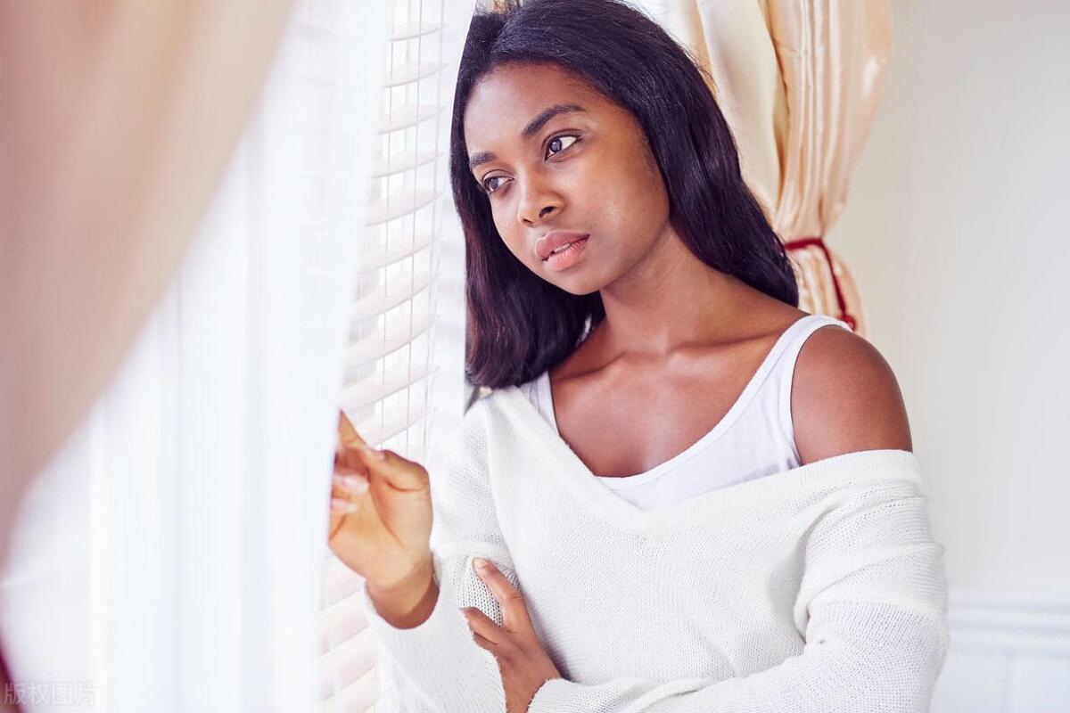 女儿很黑被人嘲笑很自卑,女儿皮肤黑被同学嘲笑