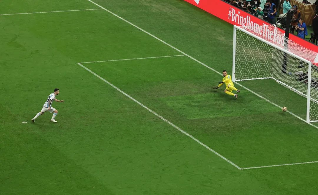 梅西与大力神杯擦肩而过,梅西背后的阿根廷