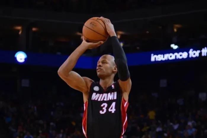 韦德科比竟不如哈登？美媒列出21世纪10年代最好的十名得分后卫