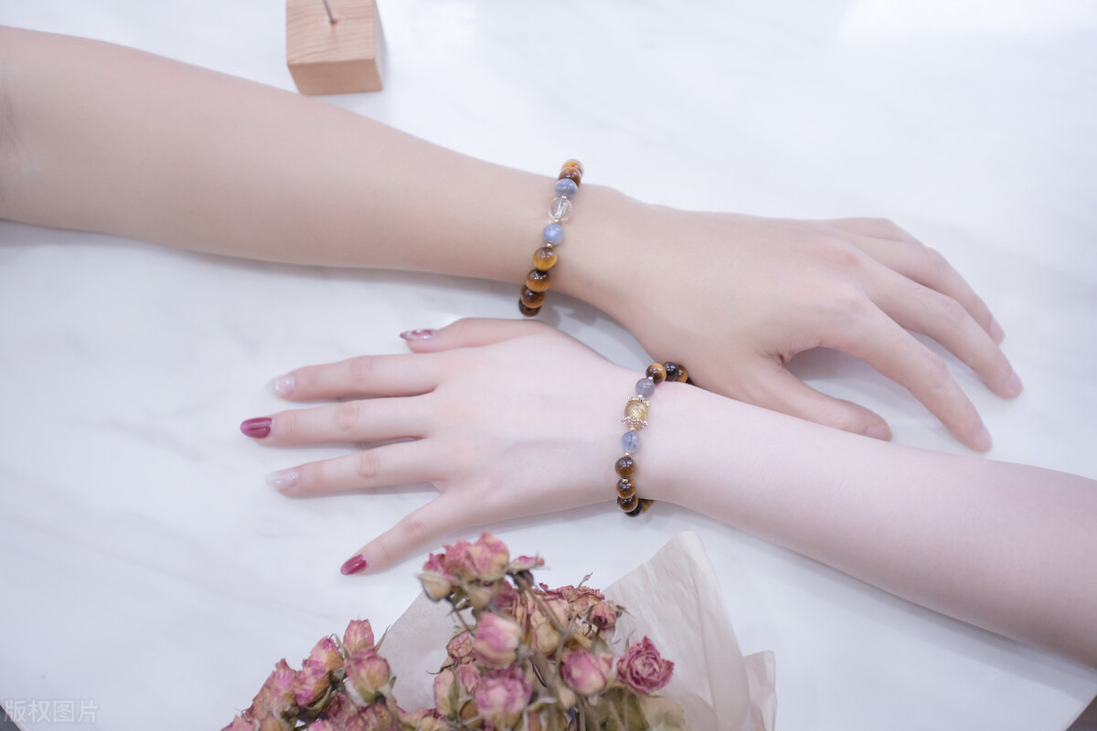 戴银手镯到底能不能吸收身体毒素,身体有问题银手镯会变黑吗