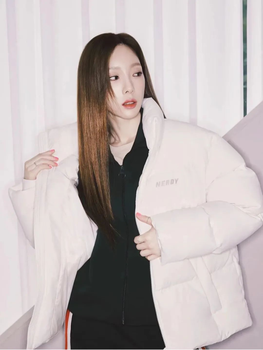 白色长款羽绒服韩系裙子穿搭,今年流行穿搭羽绒服加什么靴子