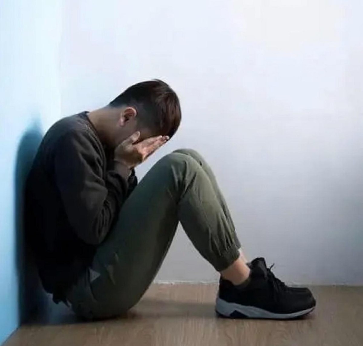 辽宁一男生被驾校女教练猥亵，*体下**受伤后说：那个女人像疯狗