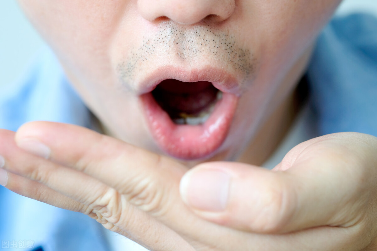 嘴里咸咸的还有异味是怎么回事,嘴里怪味是什么原因