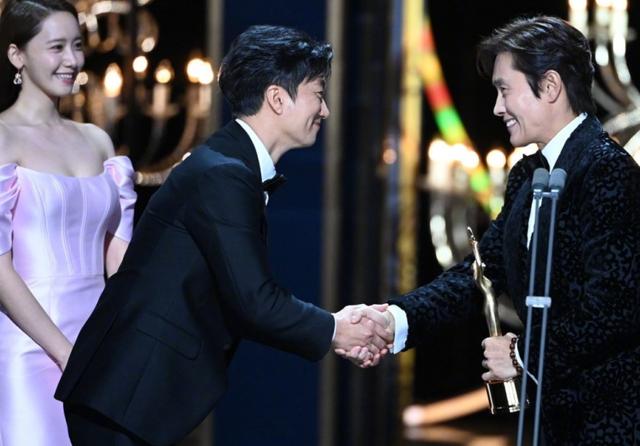 韩国林允儿郑秀妍,韩国青龙奖裴秀智林允儿