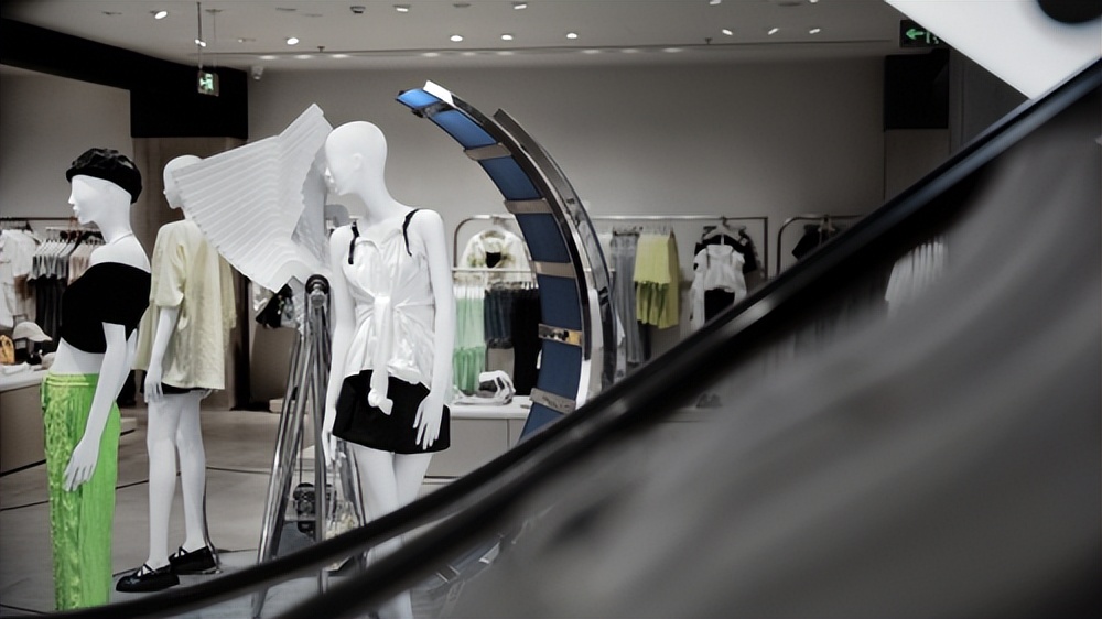 年轻人消费成主力！UrbanRevivo（UR）如何成为年轻人的时尚品牌“C位”