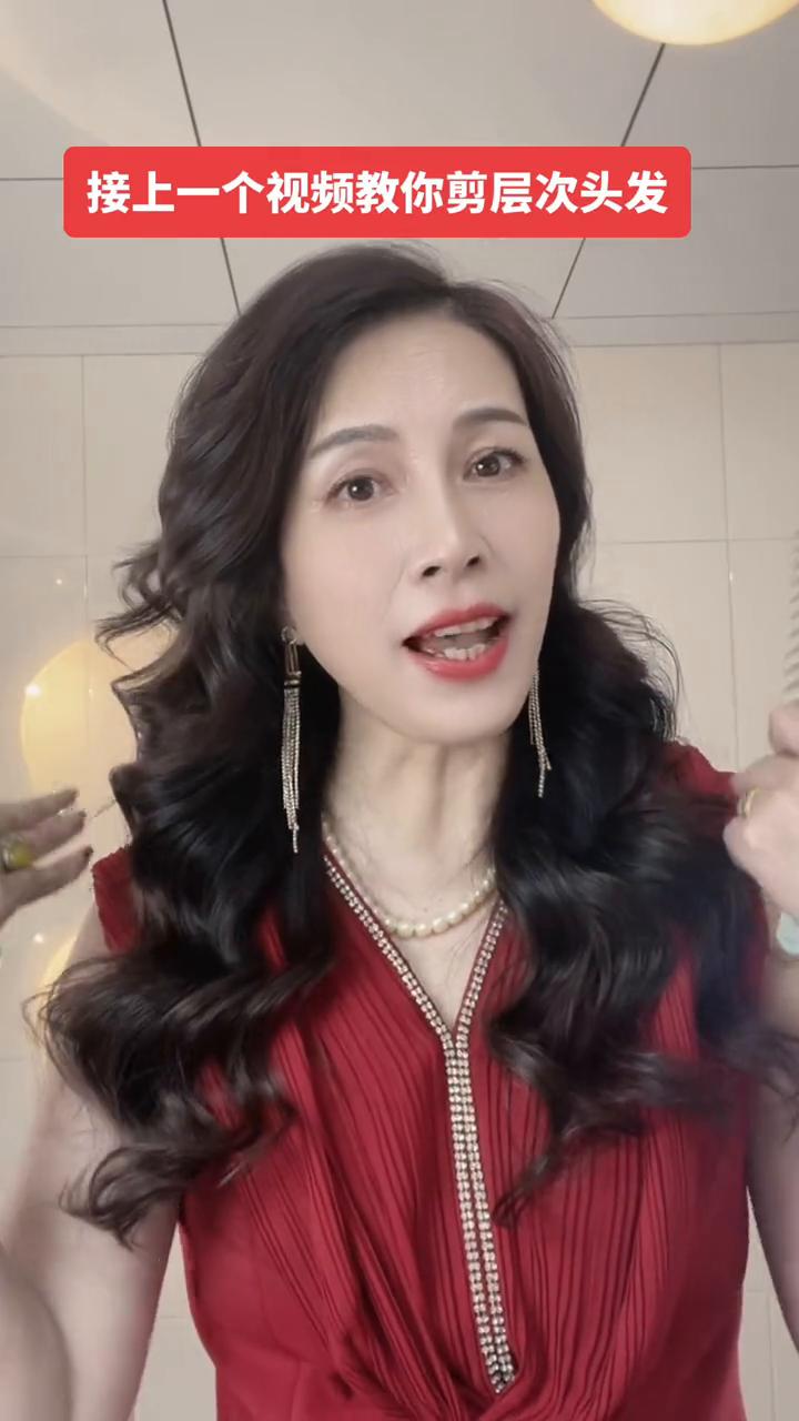 我是美发师助教图片,专业理发师教你在家剪头发