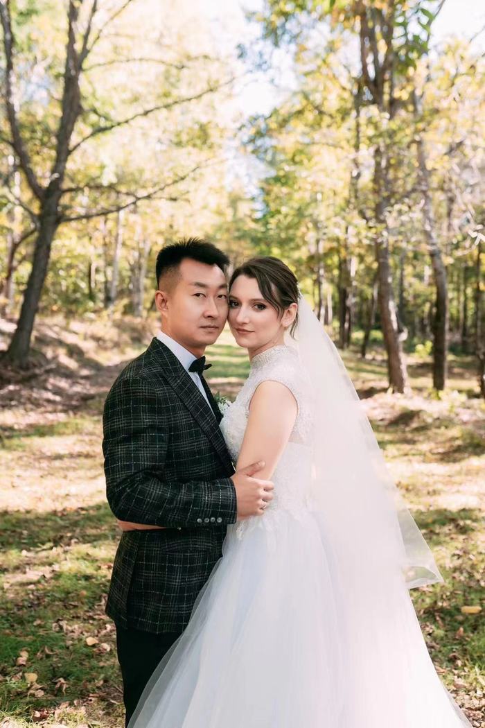 俄罗斯姑娘直播卖大葱,俄罗斯媳妇直播卖葱