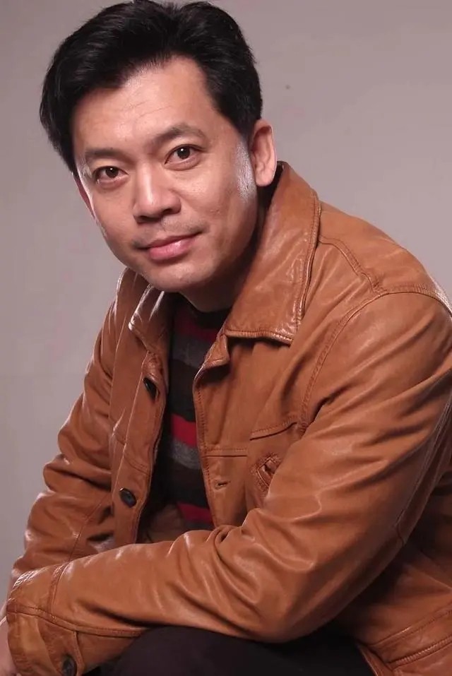 他曾错过巩俐，娶初恋为妻，凭《亮剑》爆红，结婚30年仍恩爱如初