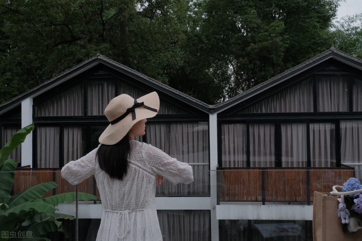 我问荷花借一叶随着涟漪来你身边我不惊动你妹妹你是夜空的星静谧