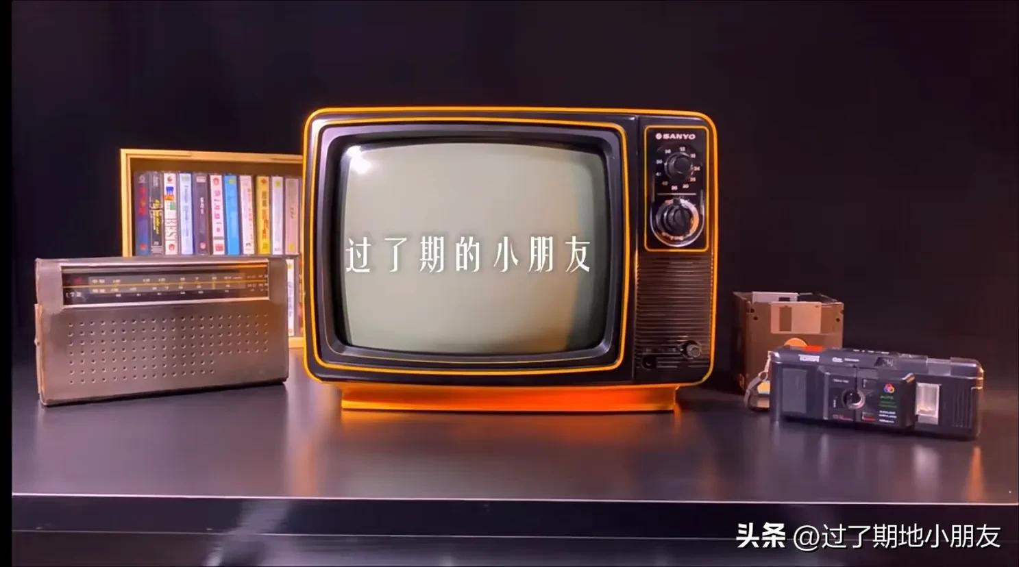 家庭的第一台电视机,家里买了第一台电视机图片