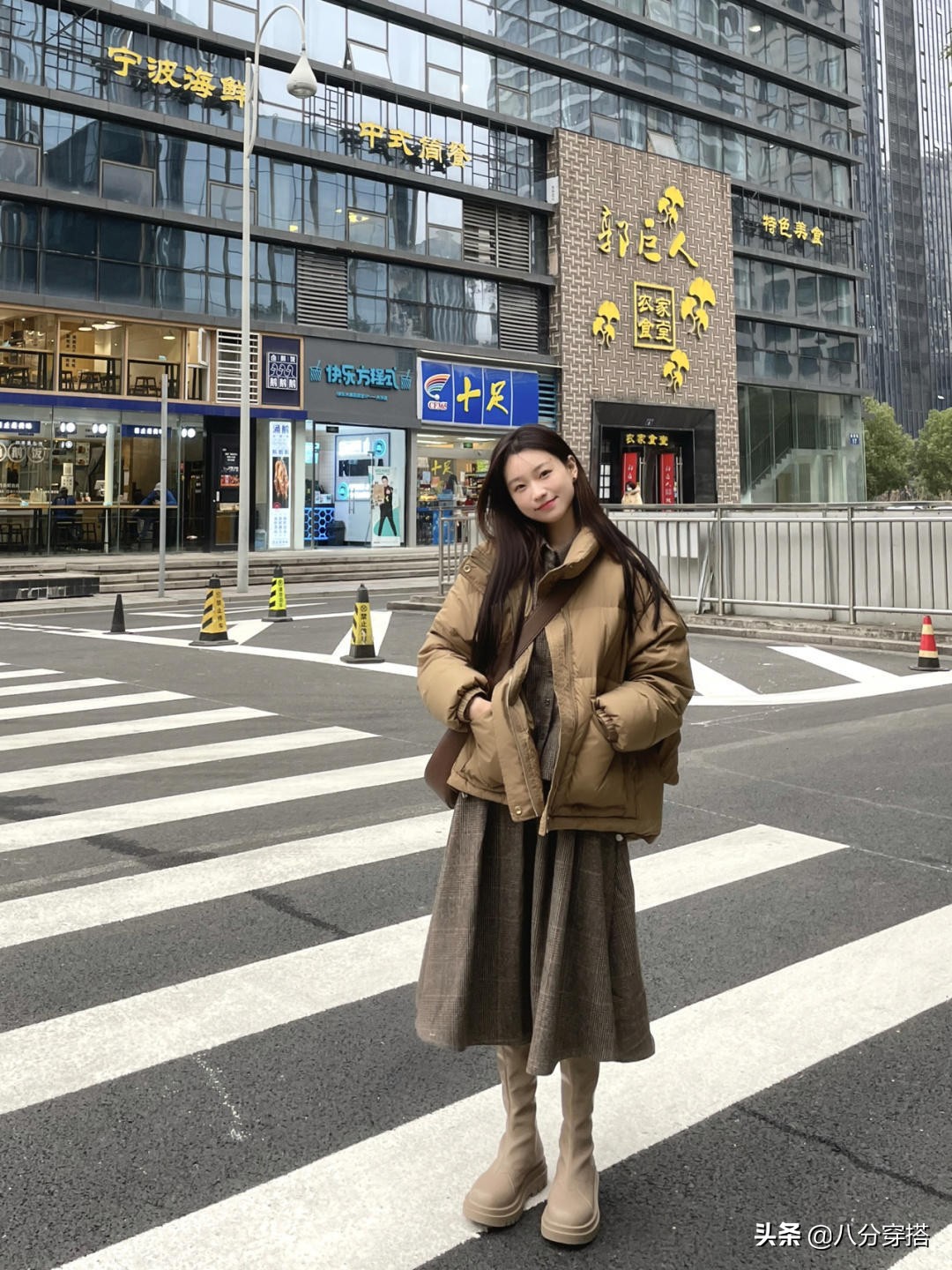 小个子短款羽绒服配什么裤子好看,小个子白色短款羽绒服