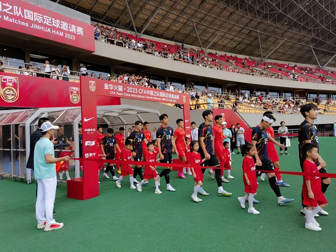 大手拉小手！“蒙牛球童少年”亮相CFA中国之队赛场