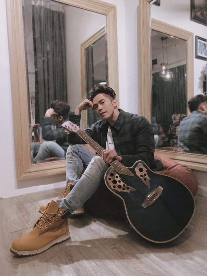 女友被嘲香港男星回怼网友:娱乐圈男*鸭做**女*鸡做**?有钱就被人包?