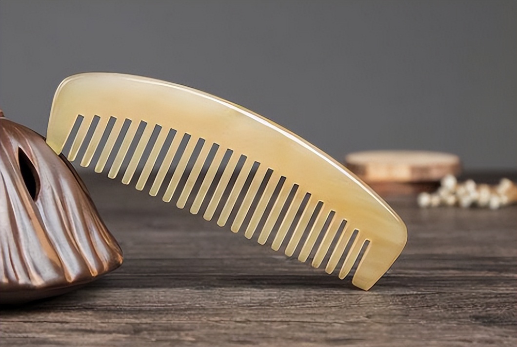 牛角梳黑色好看还是原色好看,牛角梳深色好还是浅色好