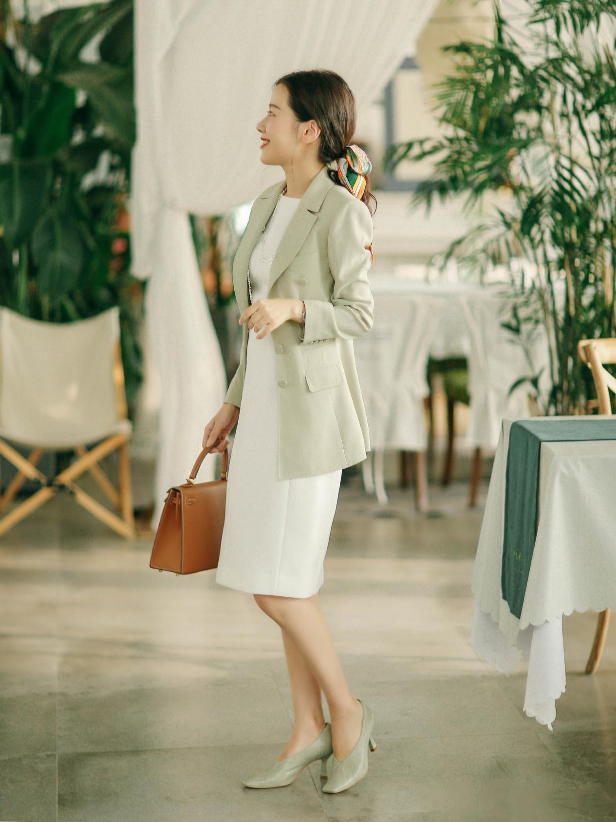 好看的丝巾穿搭,适合所有穿搭的丝巾