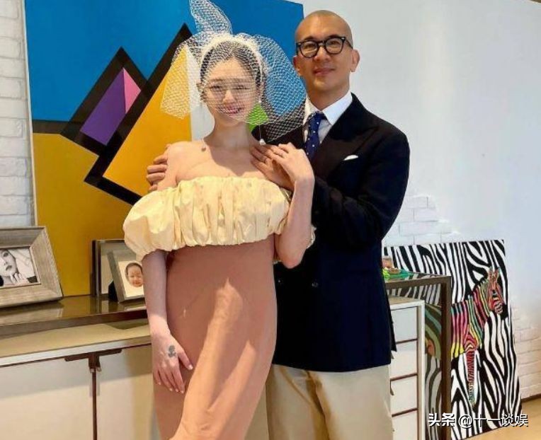 韩国街头偶遇小S，44岁穿高中校服坐旋转木马，被网友吐槽装嫩