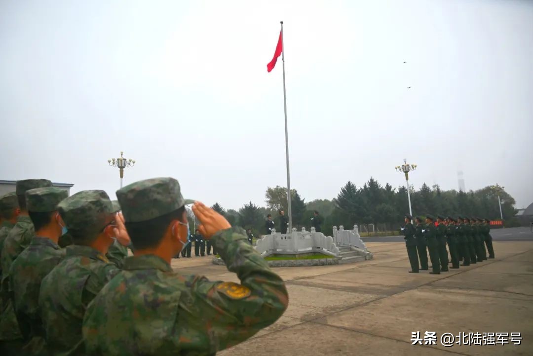 敬礼鲜艳的五星红旗,鲜艳五星红旗下敬礼视频