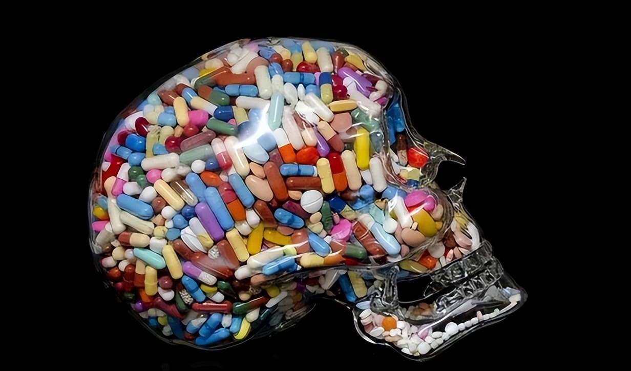 东北“五毒教母”的荒唐人生：年过5旬*养包**23岁小伙，拉女儿贩毒